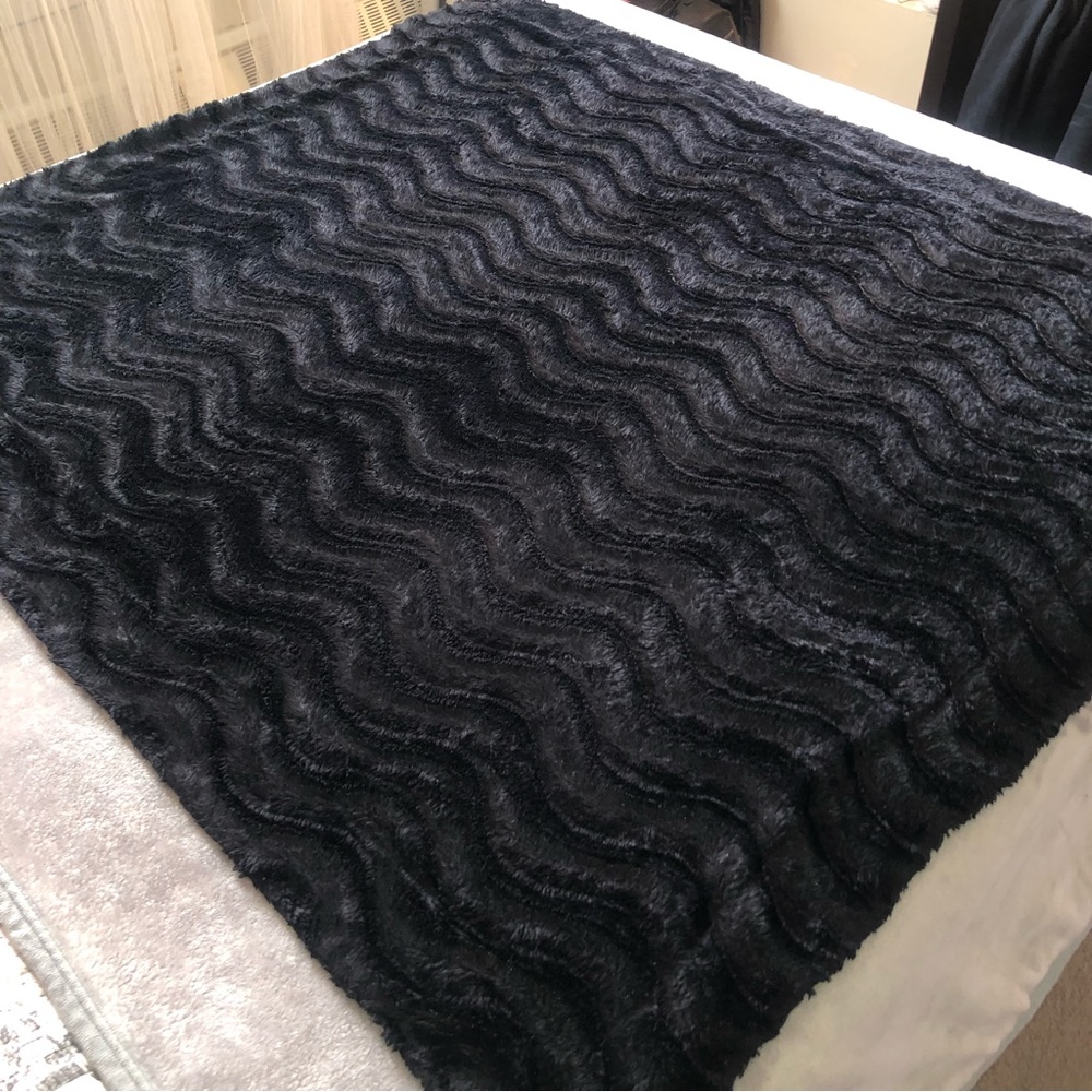 Hometrends black chevron lush throw blanket